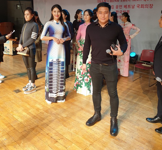 
Diễn viên Minh Tiệp có chuyến giao lưu văn hóa tại Hàn quốc cách đây ít ngày. Anh đảm nhiệm vai trò đạo diễn catwalk cho show trình diễn áo dài
