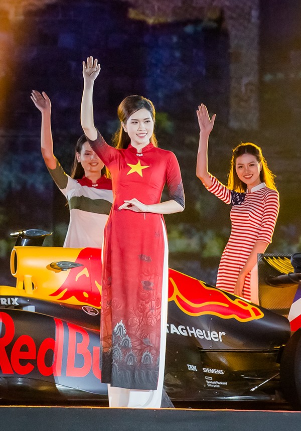 Cô diễn bộ áo dài in hình cờ Việt Nam nằm trong bộ sưu tập Quốc kỳ của nhà thiết kế Đỗ Trịnh Hoài Nam. Bộ sưu tập này bao gồm 22 thiết kế áo dài, in hình quốc kỳ của 22 quốc gia sở hữu đường đua F1.