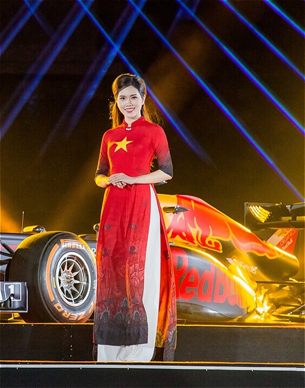 Tối 7/11, người đẹp Thùy Dương - bà xã 9X của diễn viên Minh Tiệp - khiến nhiều khán giả bất ngờ khi trở thành vedette tại sự kiện nghệ thuật công bố giải đua xe công thức 1 (Formula One - F1) đầu tiên ở Hà Nội.