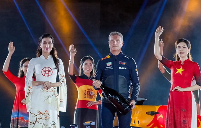 Thùy Dương rất vinh dự khi được trở thành vedette của chương trình và đứng cạnh David Coulthard, cựu tay đua F1 từng 13 lần giành chiến thắng chặng đua Grand Prix.