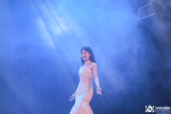 Nữ sinh Đoàn Minh Trang xinh đẹp trong trang phục dạ hội.