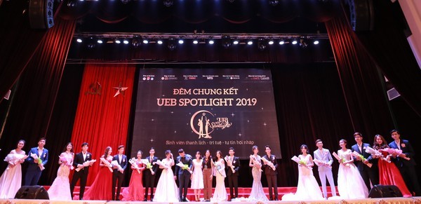 20 nam, nữ thí sinh tham gia tranh tài trong đêm chung kết cuộc thi “UEB Spotlight 2019”.