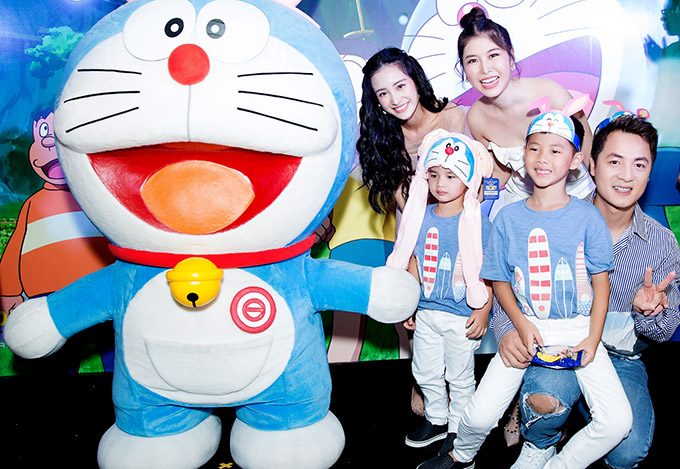 Gia đình Đăng Khôi hội ngộ diễn viên Jun Vũ trong buổi ra mắt phim Doraemon: Nobita và mặt trăng phiêu lưu ký.