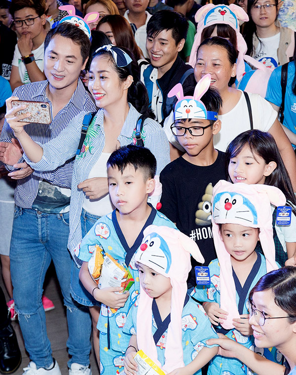 Diễn viên Ốc Thanh Vân cùng 3 con hào hứng dự sự kiện điện ảnh tổ chức trưa 19/5 ở TP HCM.