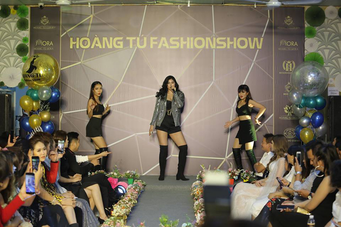 Hoa hậu châu Á Huỳnh Tiên mở màn cho Hoang Tu Fashion Show với một ca khúc sôi động. Người đẹp sinh năm 1995 khoe vũ đạo cùng giọng hát ngọt ngào qua ca khúc Baby dont do.