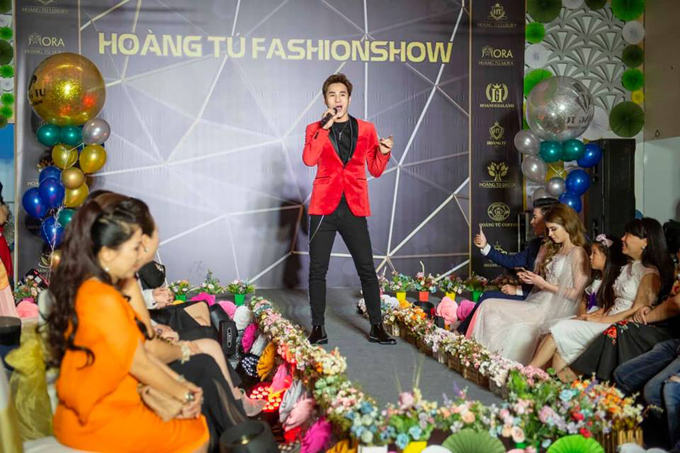 Chu Bin diện bộ vest lịch lãm, trẻ trung của thương hiệu Hoàng Tú Luxury gửi tặng các khách mời ba ca khúc.