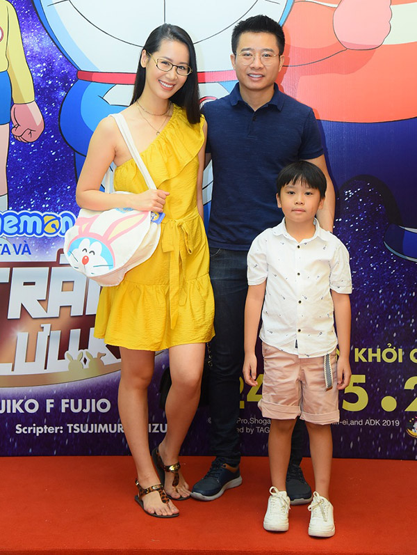 Hoa hậu Dương Thùy Linh rạng rớ bên ông xã và con trai.
