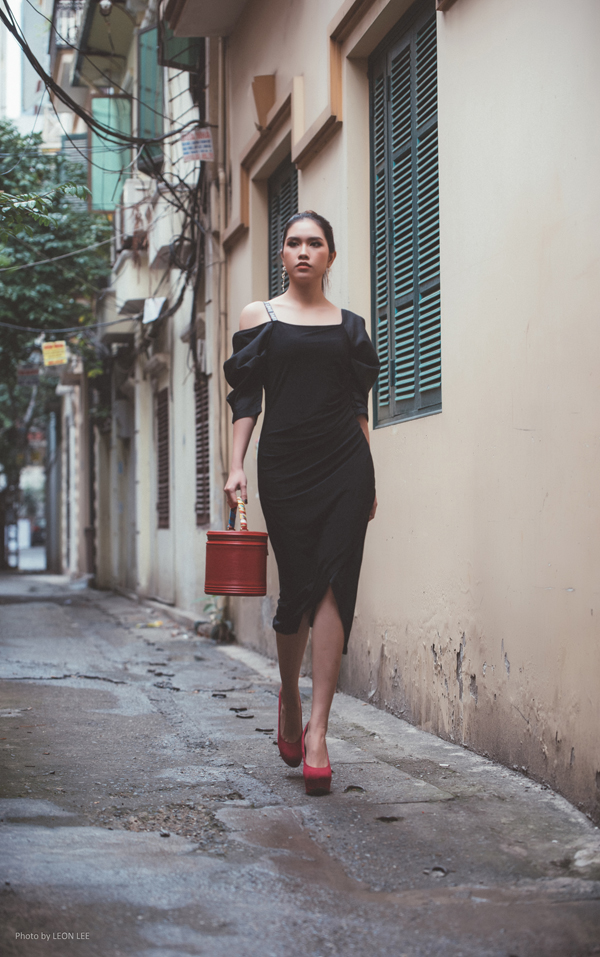 Trong bộ ảnh street style mới thực hiện, gái một con Thùy Dương khéo léo mix mẫu váy đen hở vai trần với túi LV dáng cặp lồng 18 triệu cùng giày cao ton sur ton.